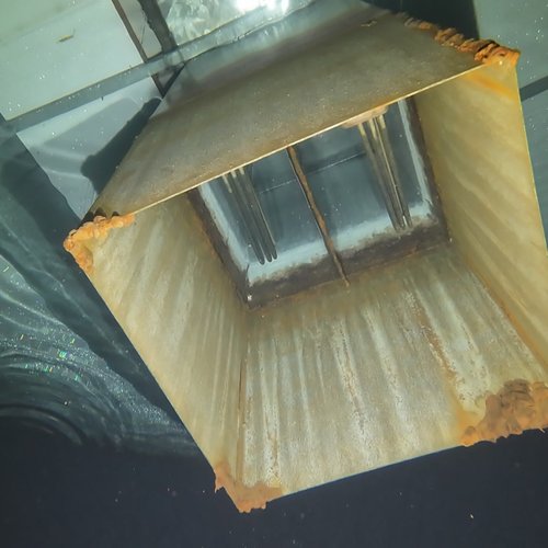 Sprinklertank-Inspektion: Stahltank, 15 Jahre – Rohrschelle Flansch Sedimentablagerungen Nahaufnahme